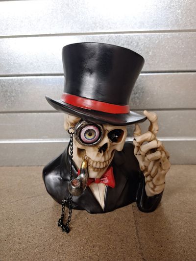 Buste de squelette en costume