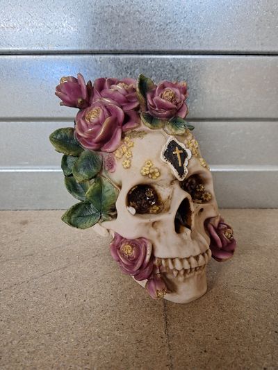 Crâne avec croix et roses roses