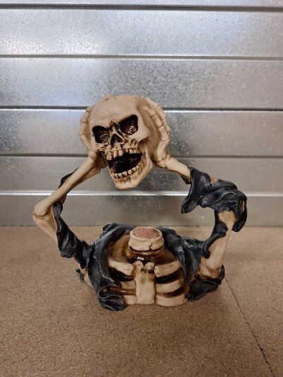 Buste de squelette avec tête dans les mains