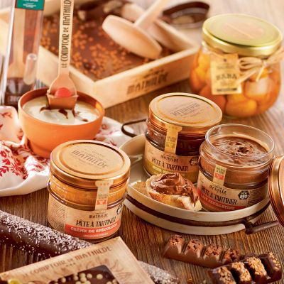 Hazelnoten, melk en sprankelende suiker boterhampasta