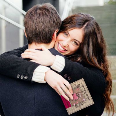 Pure chocolade met chocoladedecoratie en suikerhartjes