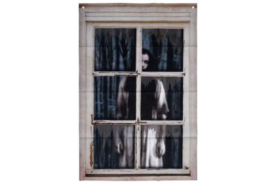 Etoffe deco femme dans une fenêtre