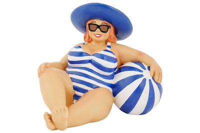 Dame lying on beach wit blauw 18x15xh13