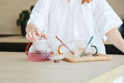 Set van theepot met filter, 2 mokken en lepeltjes