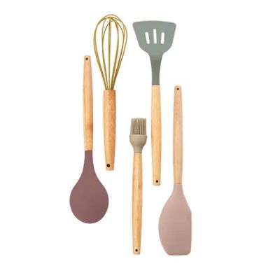 Ensemble de spatule, cuillère, fouet, spatule à trous et pinceau