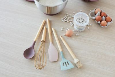 Ensemble de spatule, cuillère, fouet, spatule à trous et pinceau