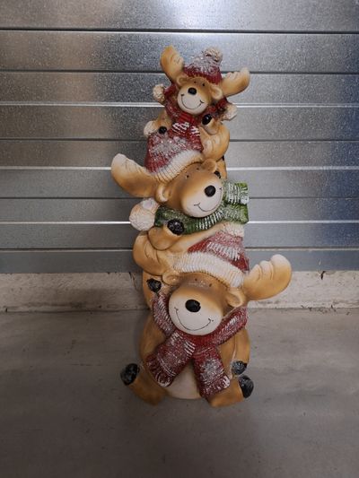 3 rendieren op elkaar met lichtjes