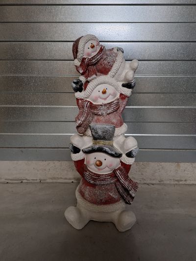 3 bonshommes de neige superposés avec petites lumières