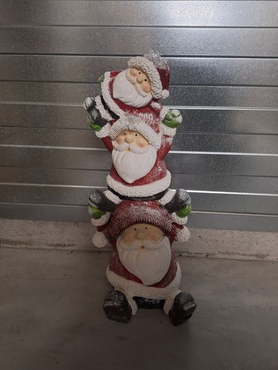 3 kerstmannen op elkaar met lichtjes