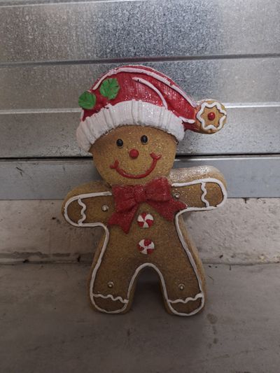 Garçon pain d'épices avec petites lumières