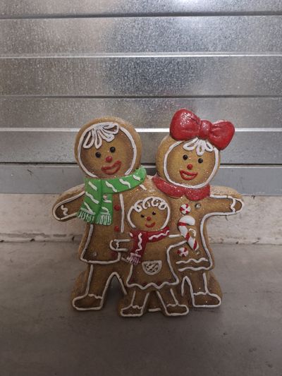 Famille pain d'épices avec petites lumières