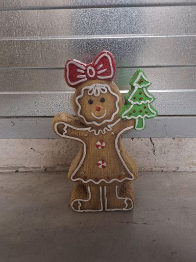 Fille pain d'épices avec arbre et petites lumières