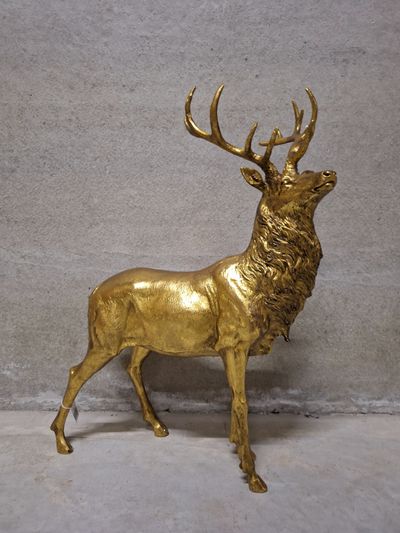 Cerf debout doré