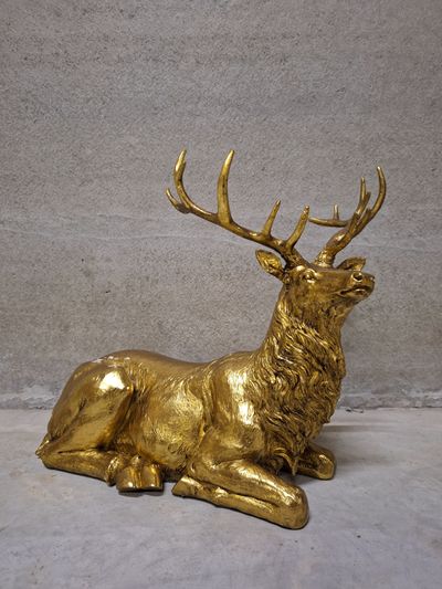 Cerf couché doré