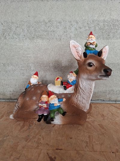 Biche couchée avec lutins