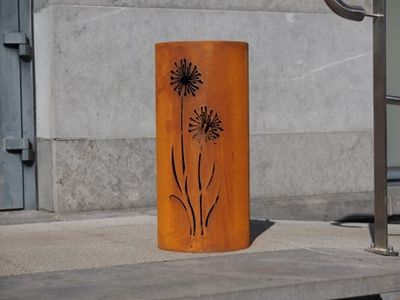 Zuil rond met paardenbloem
