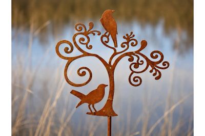 Tuinsteker vogels op gekrulde tak