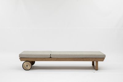 Leon ligbed met kussen