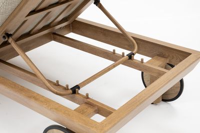 Leon ligbed met kussen