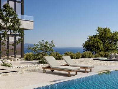 Leon ligbed met kussen