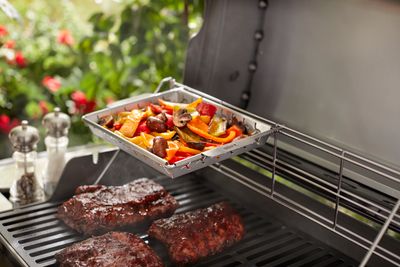 WEBER PANIER À LÉGUMES AVEC SUPPORT, ACIER INOXYDABLE